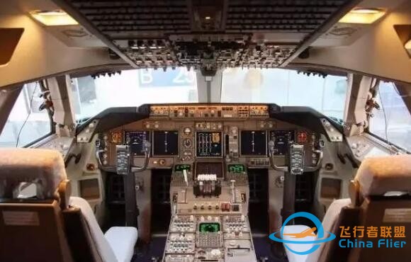 A320客機(jī)操縱桿為什么能擺茶盤？側(cè)桿模仿戰(zhàn)斗機(jī)，副駕被禁止起落-8795