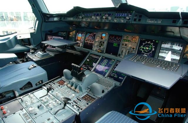 A320客機(jī)操縱桿為什么能擺茶盤？側(cè)桿模仿戰(zhàn)斗機(jī)，副駕被禁止起落-3523