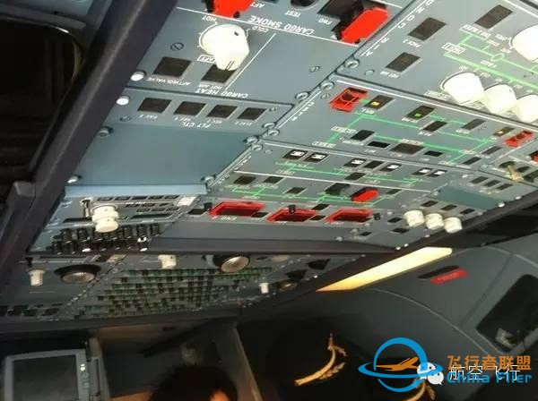 臨近春節(jié)，小編教大家如何開飛機(jī)回家。-1580