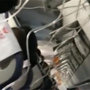 川航3U8633風(fēng)擋玻璃脫落 乘客用手機(jī)視頻曝更多細(xì)節(jié)內(nèi)容 快看