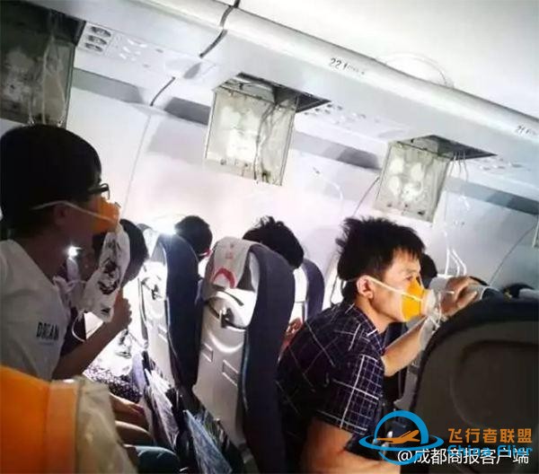 川航備降親歷者：飛機(jī)瞬間下降第一反應(yīng)抱緊女朋友 擔(dān)心“粉身碎骨”-5438