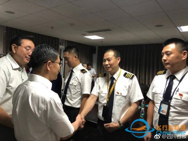 川航備降親歷者：飛機(jī)瞬間下降第一反應(yīng)抱緊女朋友 擔(dān)心“粉身碎骨”-6468