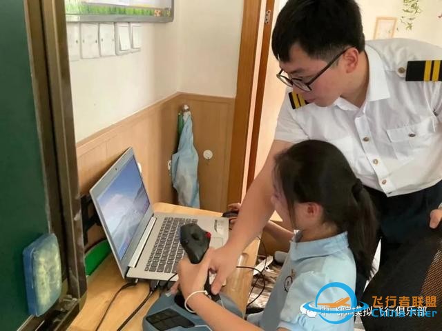 “雛鷹乘風起，天高任我飛”——模擬飛行航空志愿服務團進校園-4335